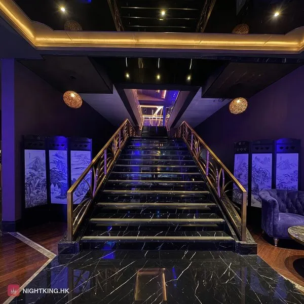 豪門桑拿殿 紫光大樓梯・黑雲石地板配金欄杆與山水屏風