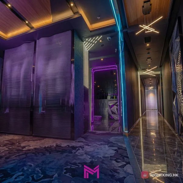 晉會 M CLUB 霓虹走廊・紫光雷射拱門通往主題房區