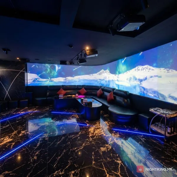 晉會 M CLUB 全景 KTV 房・180 度雪山投影屏配環形梳化