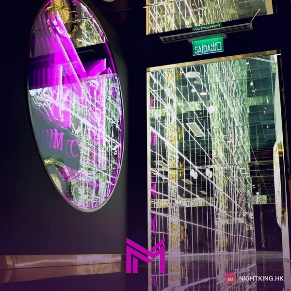 晉會 M CLUB 入口大堂・粉紫鏡面 M 字 logo 配鏡格走廊