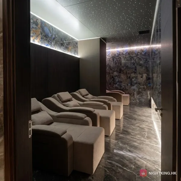 曼濠水療 專屬星空休息區・雲石牆配躺椅同點點星光天花