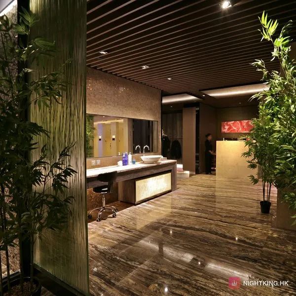 壹號桑拿 更衣區入口・木格天花配雲石洗手台與兩側竹植景