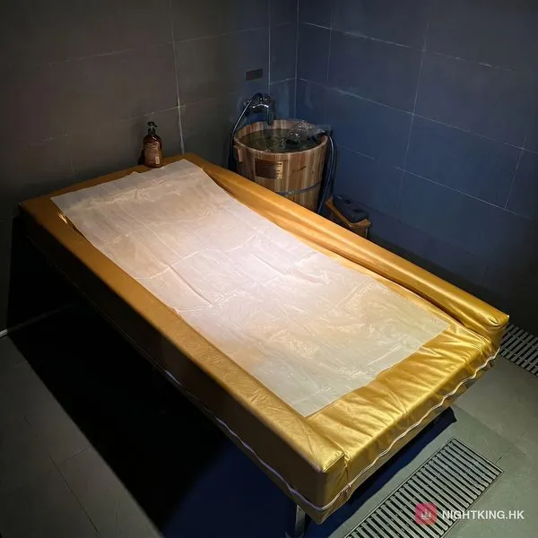 壹號桑拿 招牌水床房・金色覆蓋床配木桶同深灰雲石牆