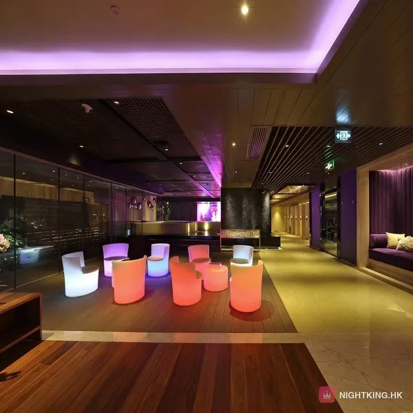 壹號桑拿 LED 變色座椅休息區・紫光天花配落地玻璃