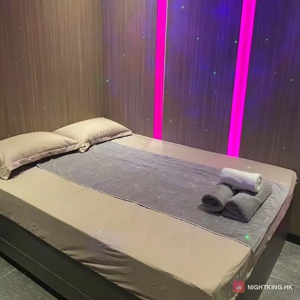 尚品國際水療 星光木紋主題房・磁紅 LED 直條配米色床鋪